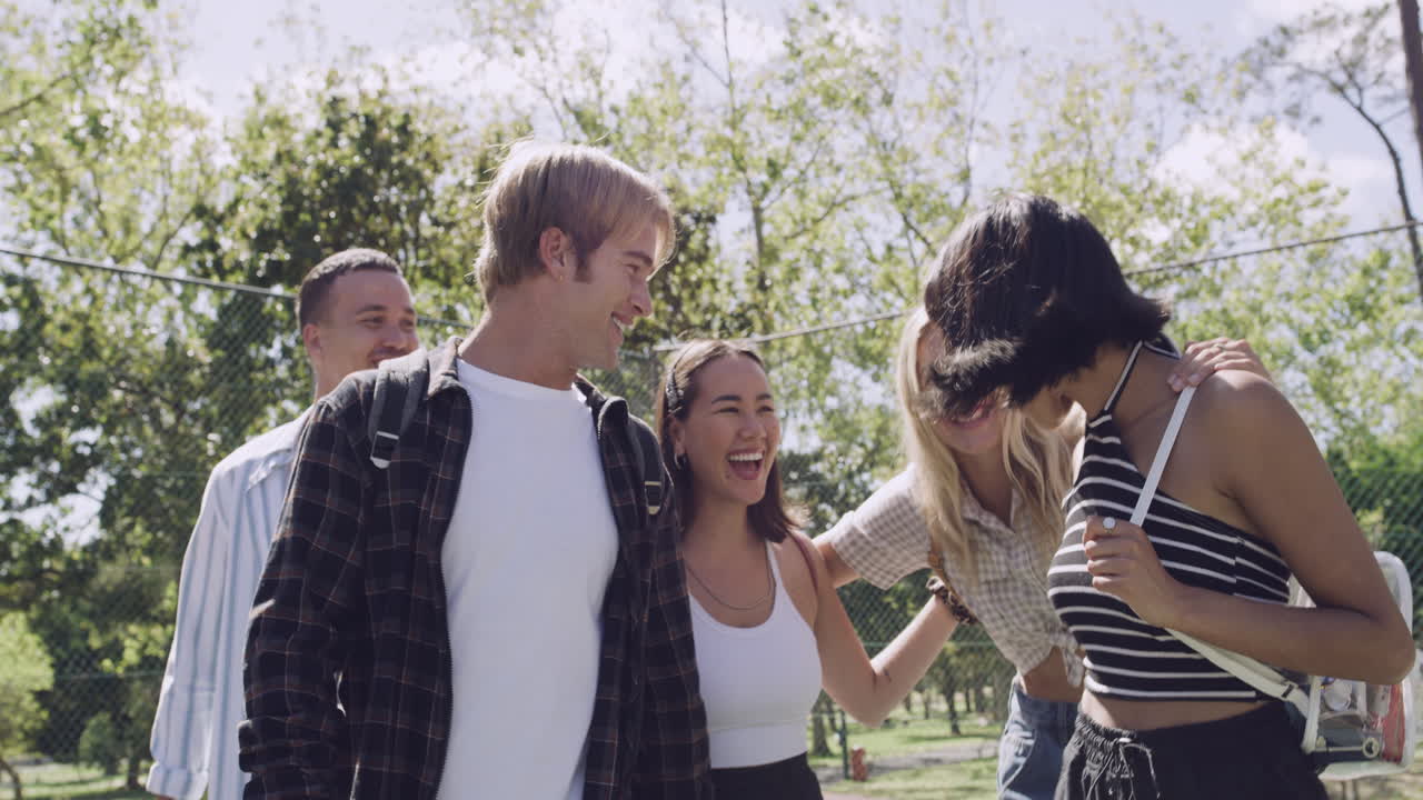 группа друзей наслаждается временем в парке