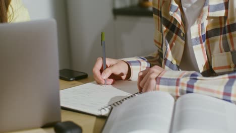 estudiante que estudia en el hogar