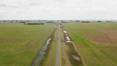 autobuses, camiones y automóviles circulan por la carretera en el barrio rural