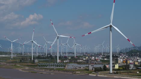 Drohnenaufnahmen-Einer-Großen-Elektrischen-Windmühle-In-Einem-Flachen-Becken