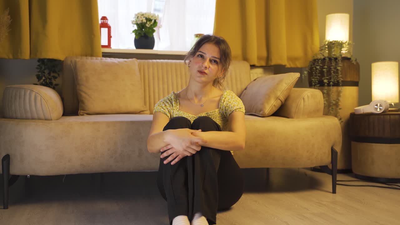 벽  ⁇ 에 있는 사려 깊은 젊은 여성.