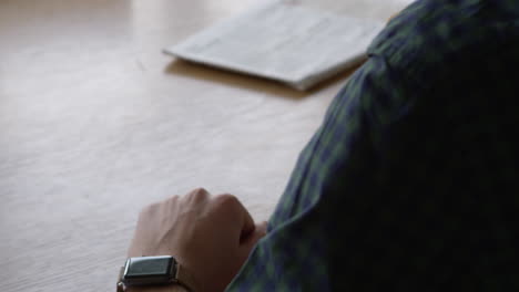 Hombre-Usando-Reloj-Inteligente-Con-Pantalla-Verde-Y-Comiendo-Comida