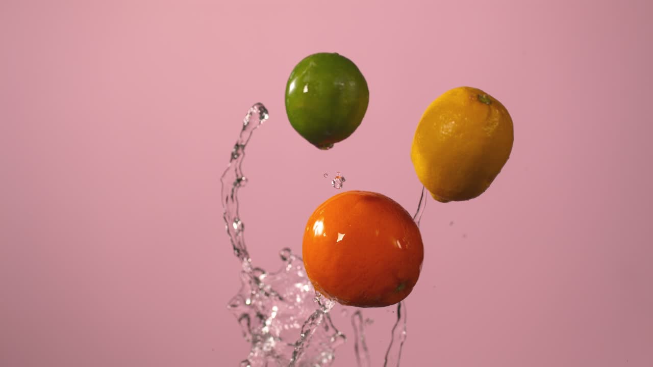 핑크색 배경 에 서서히 떨어지는 감 ⁇  과일