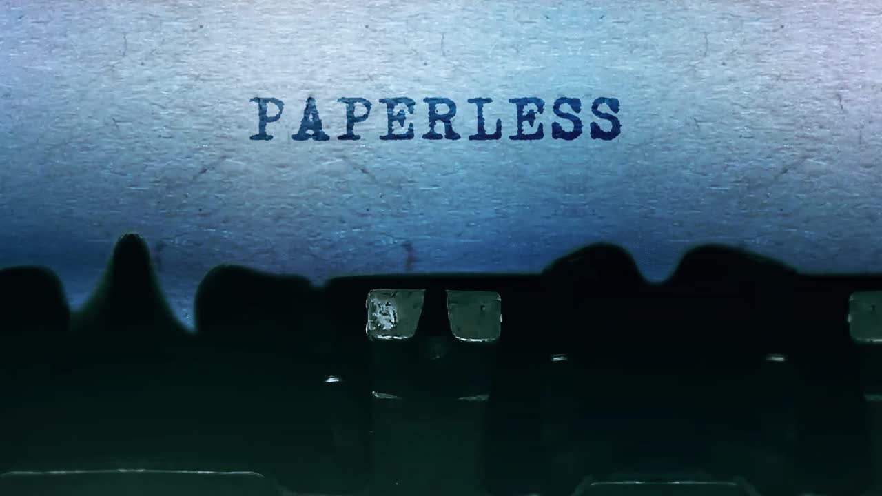 종이 없는 텍스트를 가진 빈티지 타자기