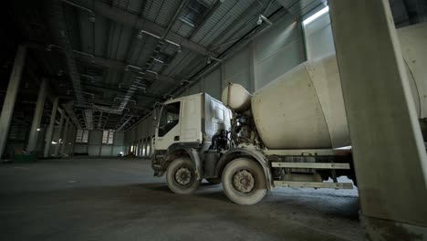 el mezclador de hormigón en la planta industrial. los constructores están construyendo una fábrica, un hangar.