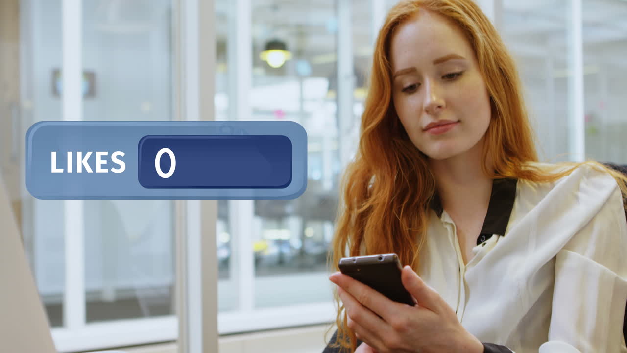 사무실에서 문자 메시지를 보내는 여자 4k