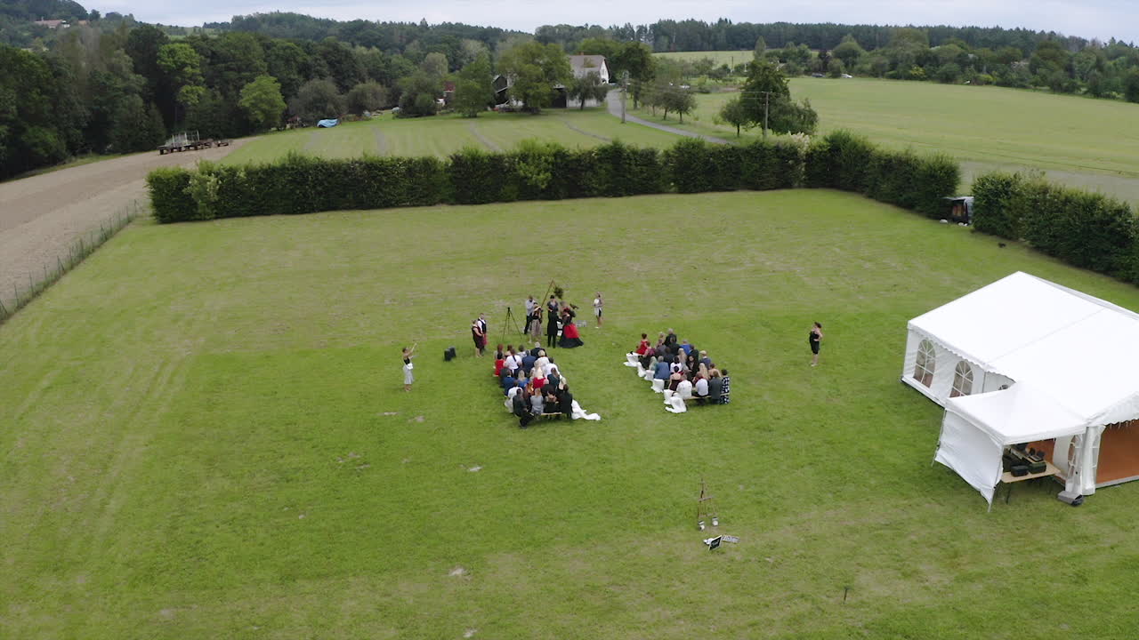 풀이 무성한 시골 공원, 여름, 체코에서 야외 결혼식