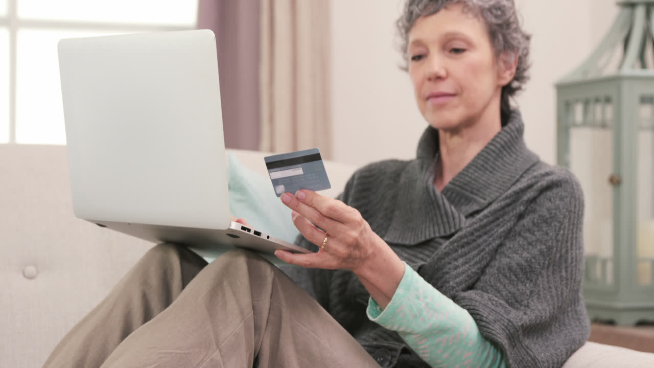 Donna che utilizza la sua carta per acquistare online