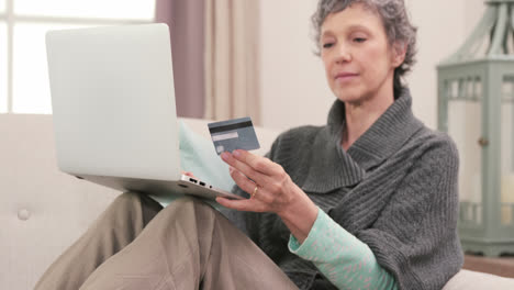 woman using her card to buy online