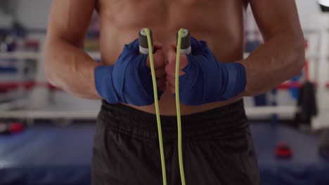 Vista-Cercana-Del-Hombre-Trabajando-En-El-Gimnasio-De-Boxeo.