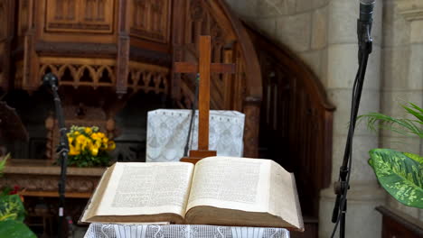 Schiebe-Einstellungsaufnahme-Einer-Ansicht-In-Der-Kirche