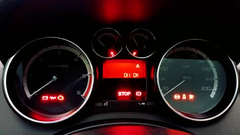 símbolos y indicadores de luz de advertencia de automóviles en el tablero de instrumentos del automóvil
