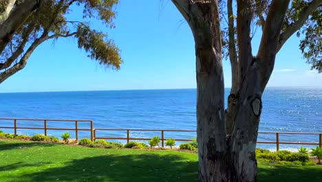 Wunderschönes-Urlaubsziel,-Blauer-Himmel-Und-Meerblick-Mit-Grünem-Gras-Und-Bäumen-In-Marbella-Estepona,-Spanien,-4K-Schwenk-Nach-Rechts