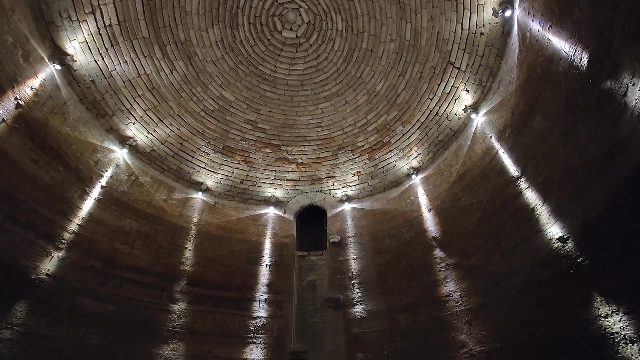 Vista Interna di un'Antica Cisterna a Cupola in Mattoni