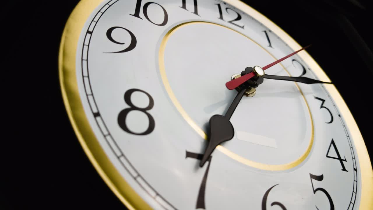 lapso de tiempo de las agujas del reloj giratorias en un dial vintage redondo blanco