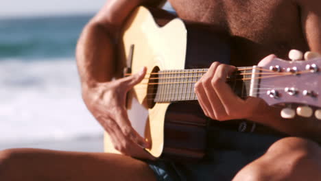 un hombre está tocando su guitarra