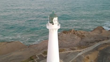 toma de drone de la puesta de sol del faro de castle point