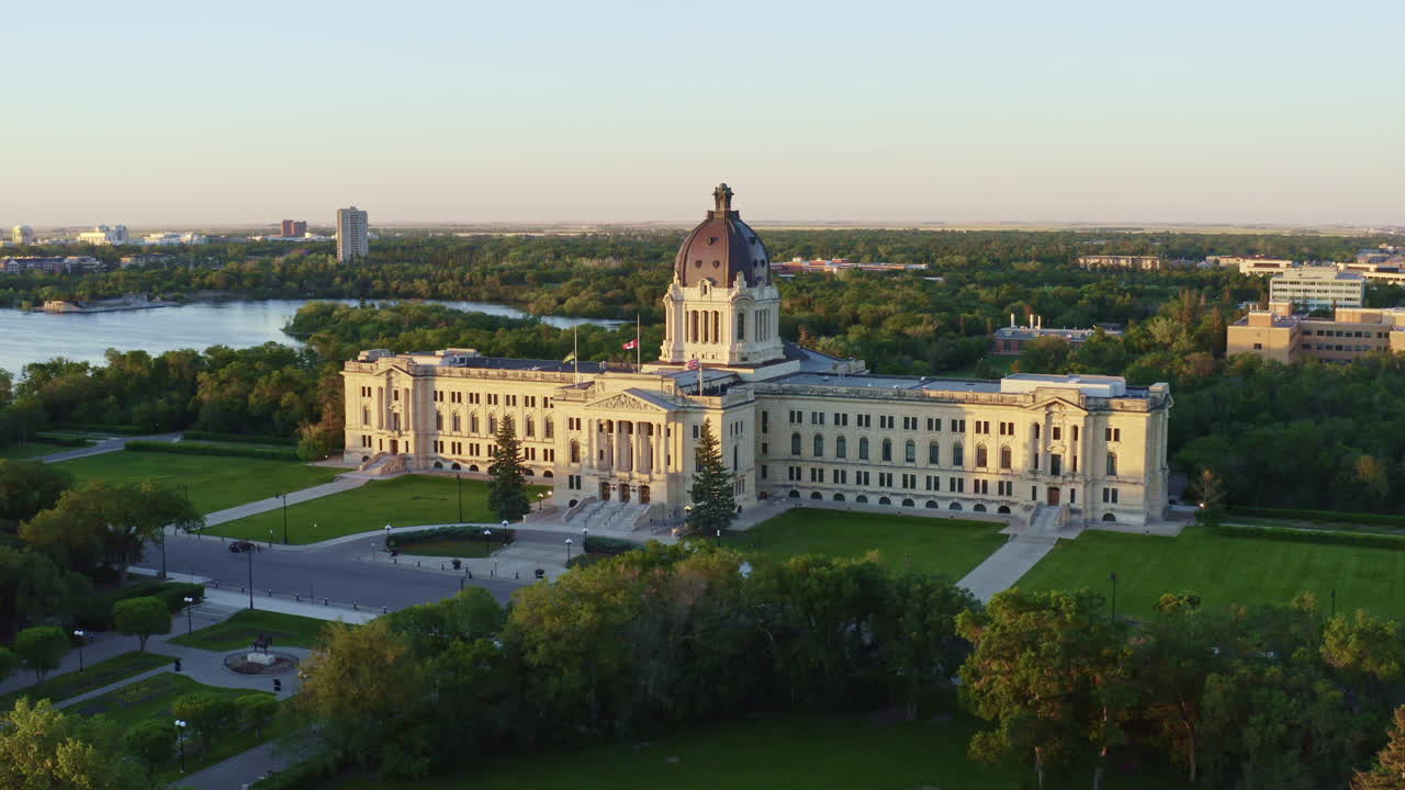 여름에 레지나 입법 건물