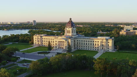 Regina-Legislativgebäude-Im-Sommer