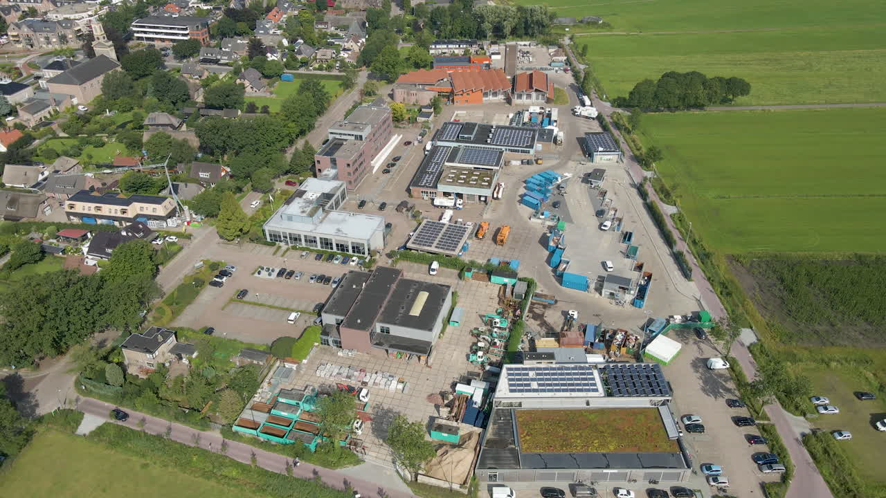Luftfoto af travl genbrugsstation med solpaneler på bygningernes tage