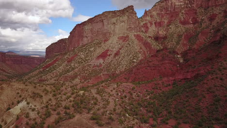 Antena-De-Camino-De-Tierra-Con-Butte-Mesa-Flat-Top-Mountain-En-Un-Hermoso-Día-En-El-Desierto-Suroeste-De-Colorado,-EE.UU.