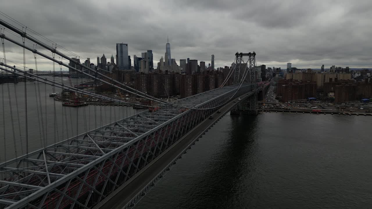 Una vista aerea ad alta angolazione di Lower Manhattan dal ponte di Williamsburg a New York in una giornata nuvolosa.