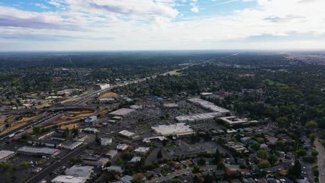 Luftaufnahme-Mit-Blick-Auf-Das-Stadtbild-Von-Roseville,-Teilweise-Sonniges-Kalifornien,-USA