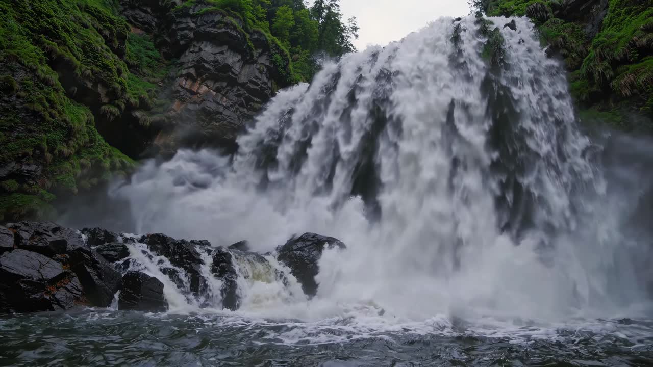 Air terjun megah di hutan yang rimbun