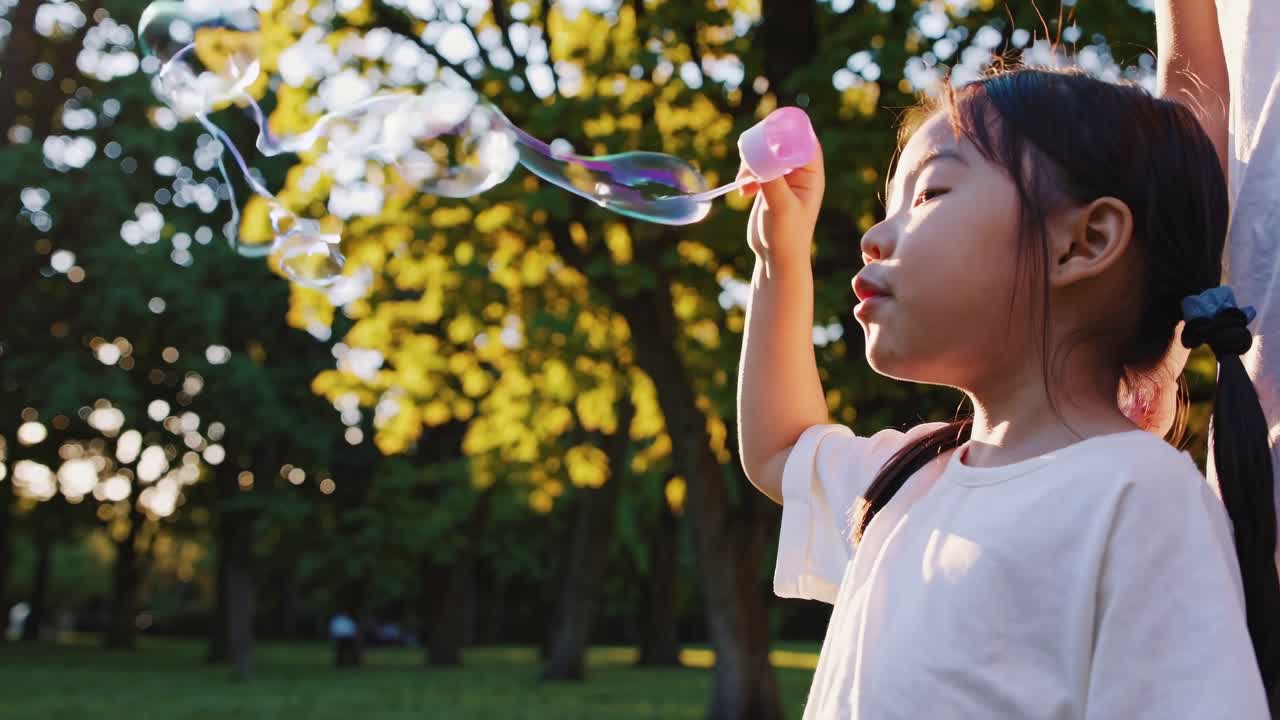 公園で泡で遊ぶ女の子