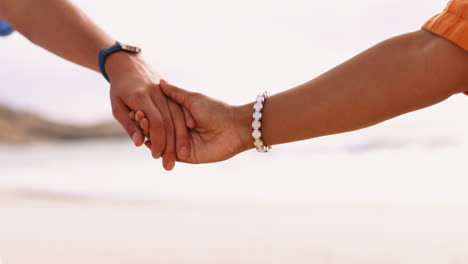 pareja, amor y cogidos de la mano en la playa