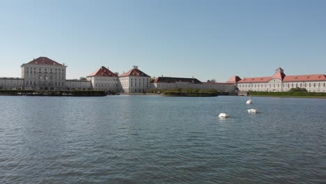 Schöner-Palast-In-Nymphenburg-München-Deutschland-Von-Oben-Mit-Einem-Dji-Mavic-Air,-Der-Wasser-Und-Schöne-Gärten-Zeigt