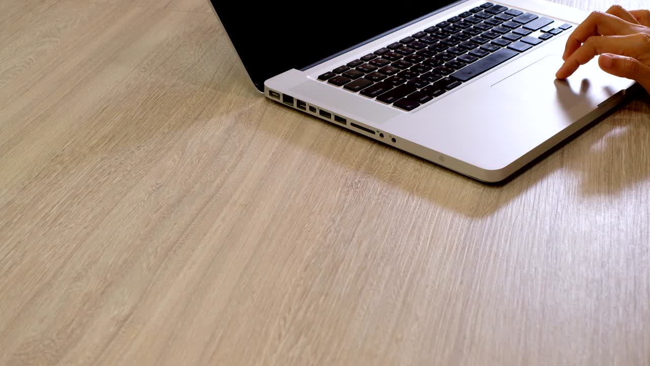 여성 손가락은 노트북 터치패드를 클릭하고, 텍스트를 위한 공간이 있습니다. 웹 배너에서 사용할 수 있습니다.