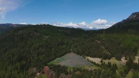 Grupo-De-Paneles-Solares-Moviéndose-En-Medio-De-Montañas-Verdes