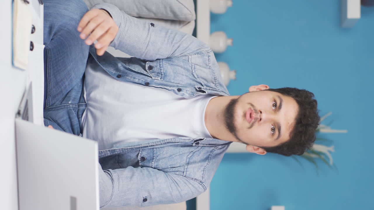 자기 동기 부여 된 남자의 수직 비디오.