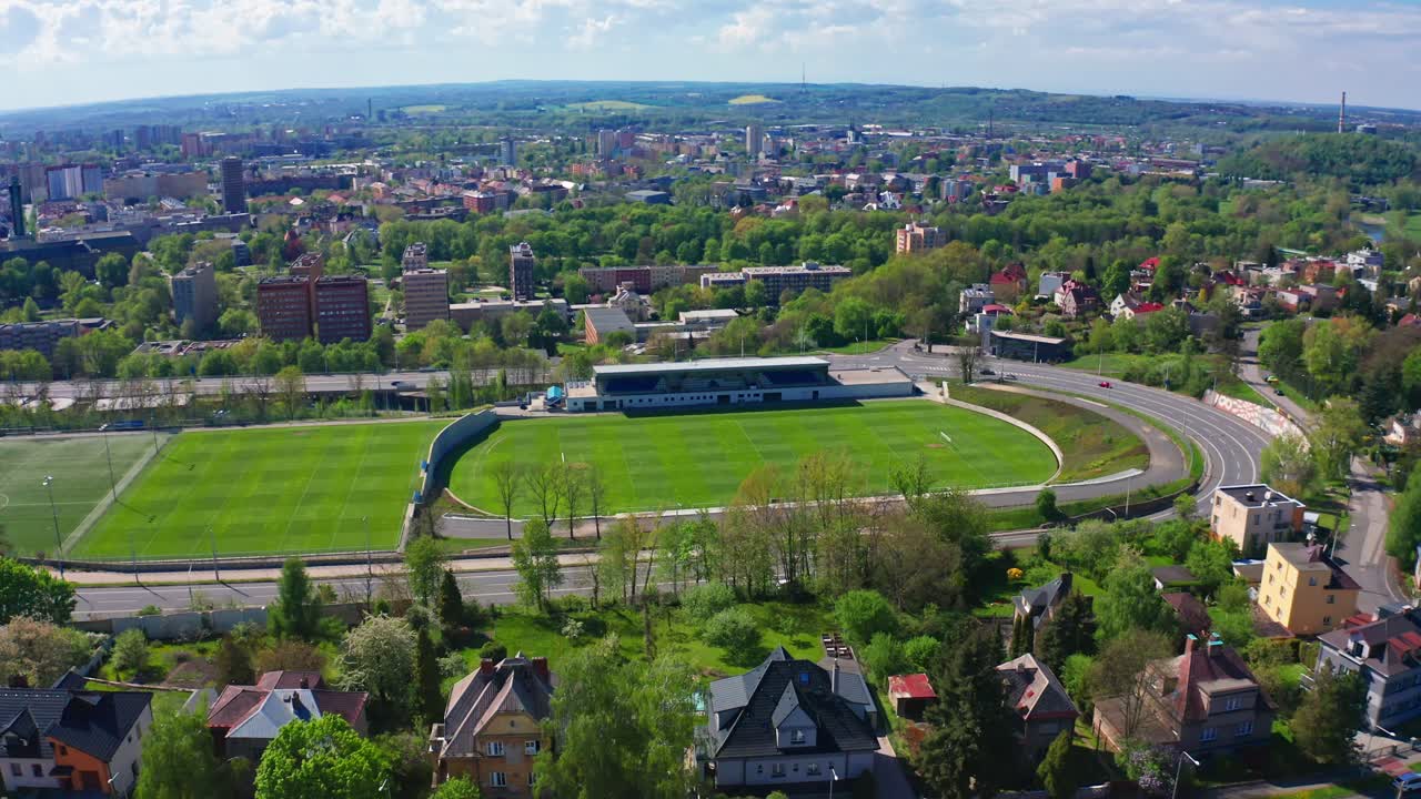 Ampla filmagem com drone do estádio de futebol Bazaly e edifícios no centro da cidade de Ostrava