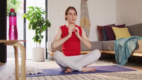 Mujer-Transgénero-Caucásica-No-Binaria-Practicando-Yoga,-Meditando