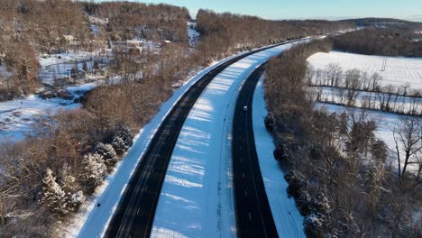 Autos-Auf-Schneefreien-Landstraßen-Im-Winter