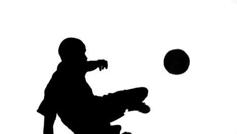 silueta de un jugador de fútbol pateando la pelota