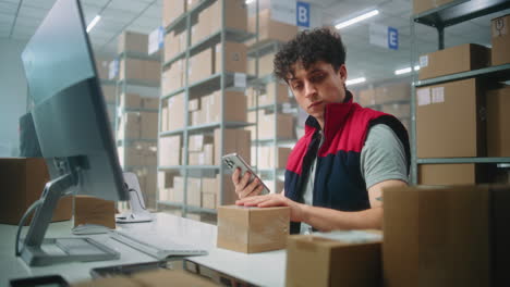 trabajador de almacén que procesa órdenes