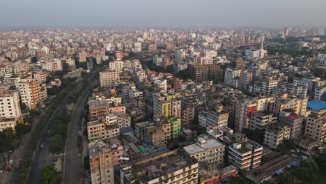 vista aérea sobre densos condominios urbanos metropolitanos con autopista que pasa