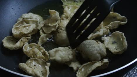 fry the dried fish crackers