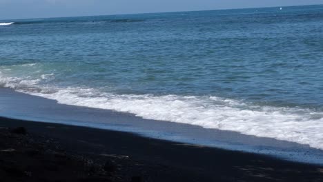 Meereswellen,-Die-Im-Sommer-Am-Strand-Plätschern