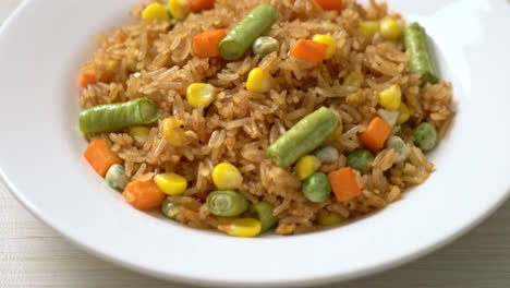 Arroz-Frito-Con-Guisantes,-Zanahoria-Y-Maíz---Estilo-De-Comida-Vegetariana-Y-Saludable