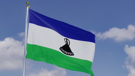 bandera de lesotho moviéndose en el viento con un cielo azul claro en el fondo, nubes moviéndose lentamente, asta de la bandera, cámara lenta