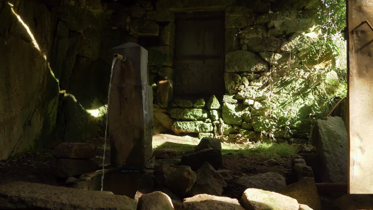 vista de la fuente termal "fonte bañiño", en xunqueira de ambia, galicia, españa