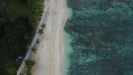 Toma-De-Drones-Aéreos-Cinematográficos-De-4k-De-Olas-Rompiendo-En-La-Playa-De-Waikiki-En-Oahu-Durante-La-Puesta-De-Sol