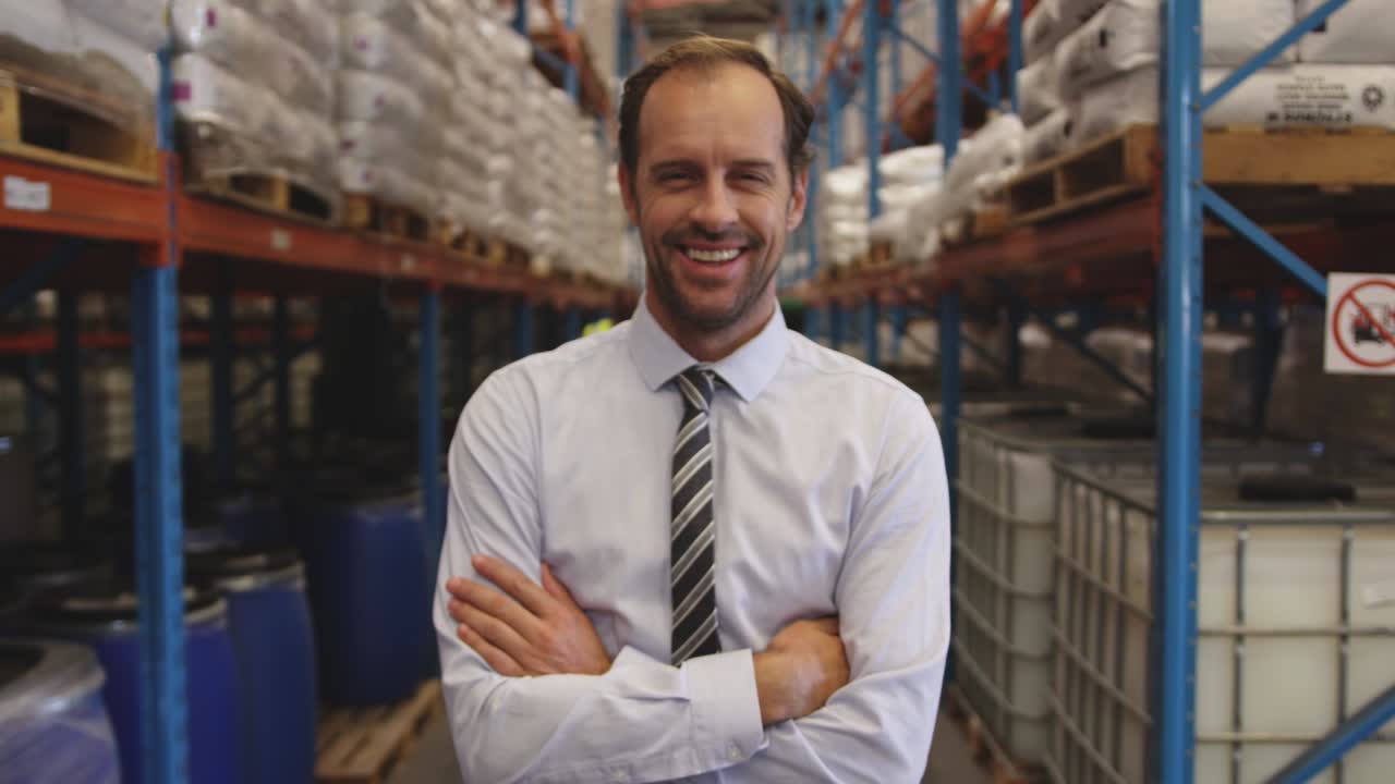 Ritratto di manager uomo sorridente in un magazzino 4k