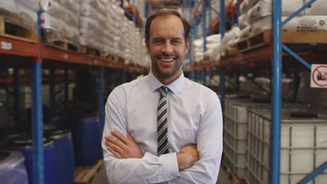 retrato de un gerente masculino sonriendo en un almacén 4k