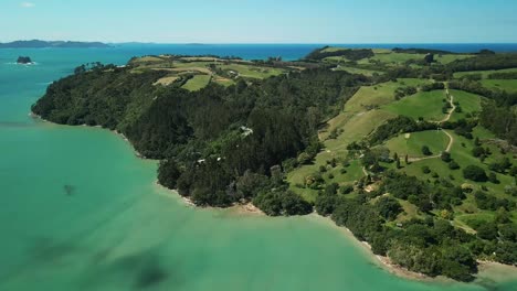 montañas de nueva zelanda en la zona costera aislada de coromandel