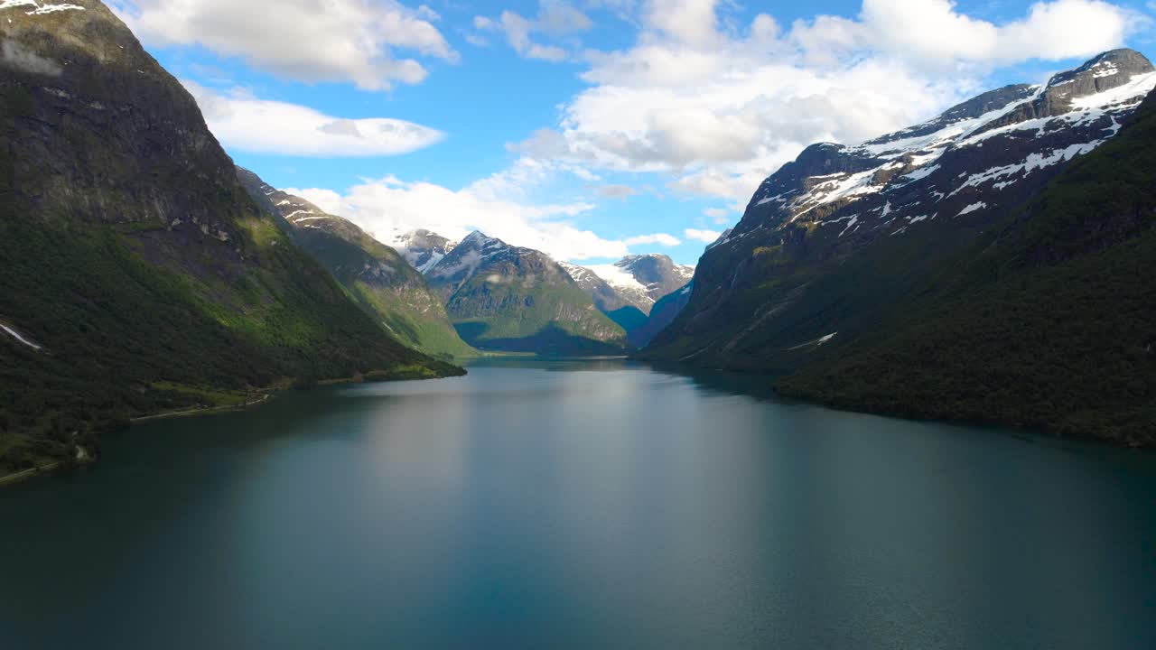el lago lovatnet es una naturaleza hermosa de noruega.